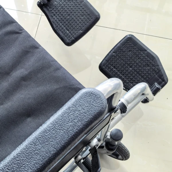 Ergonomic Oxford cloth seat and blow-molded armrests of EXC-2010 manual wheelchair